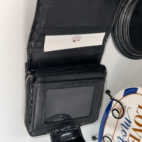 🖤AUTHENTIC SIGNATURE DESIGN PATENT LEATHER COACH TURNLOCK WALLET🖤 - Picture 3 of 4